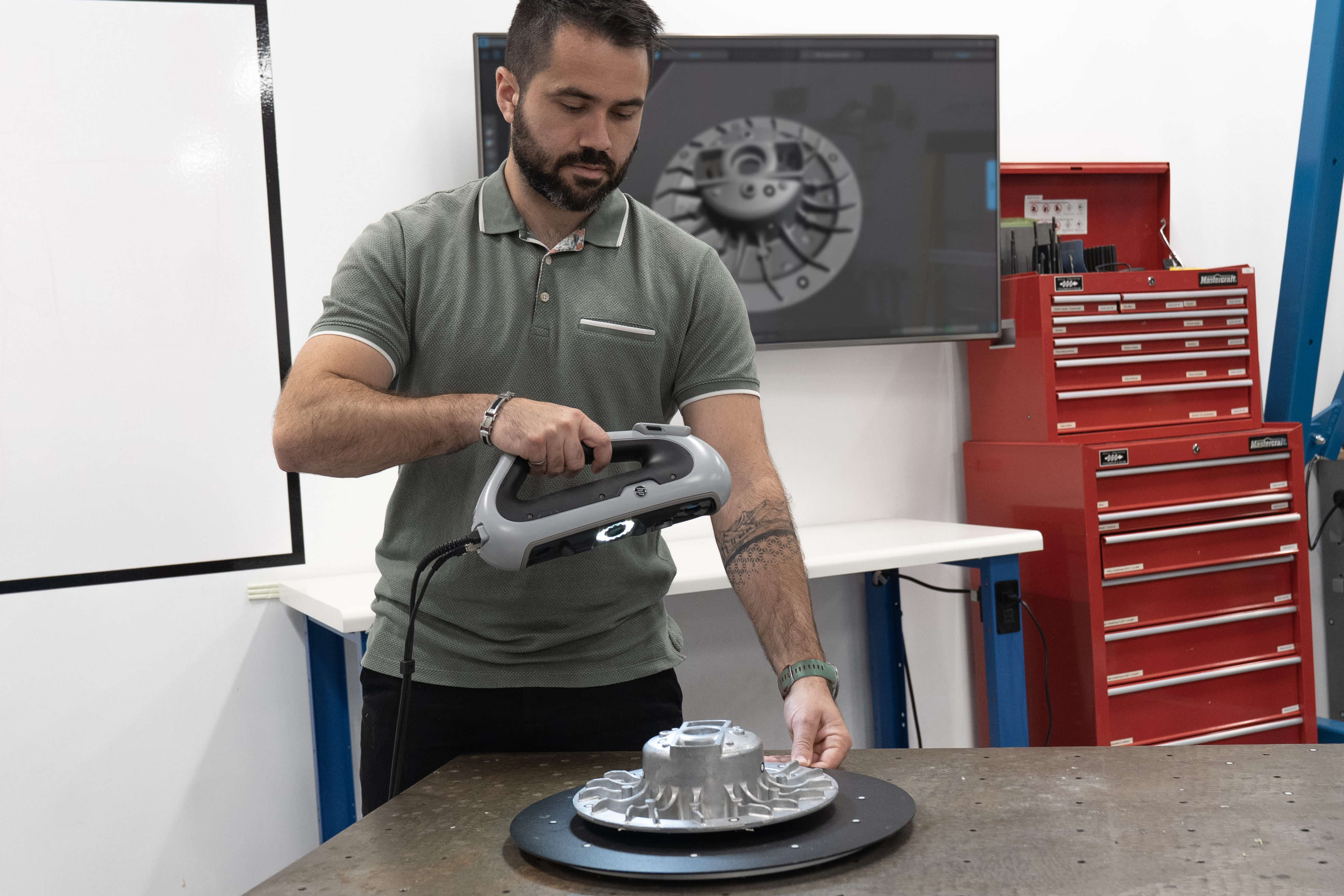 HP DesignScan_Man scanning a impeller casting part-2