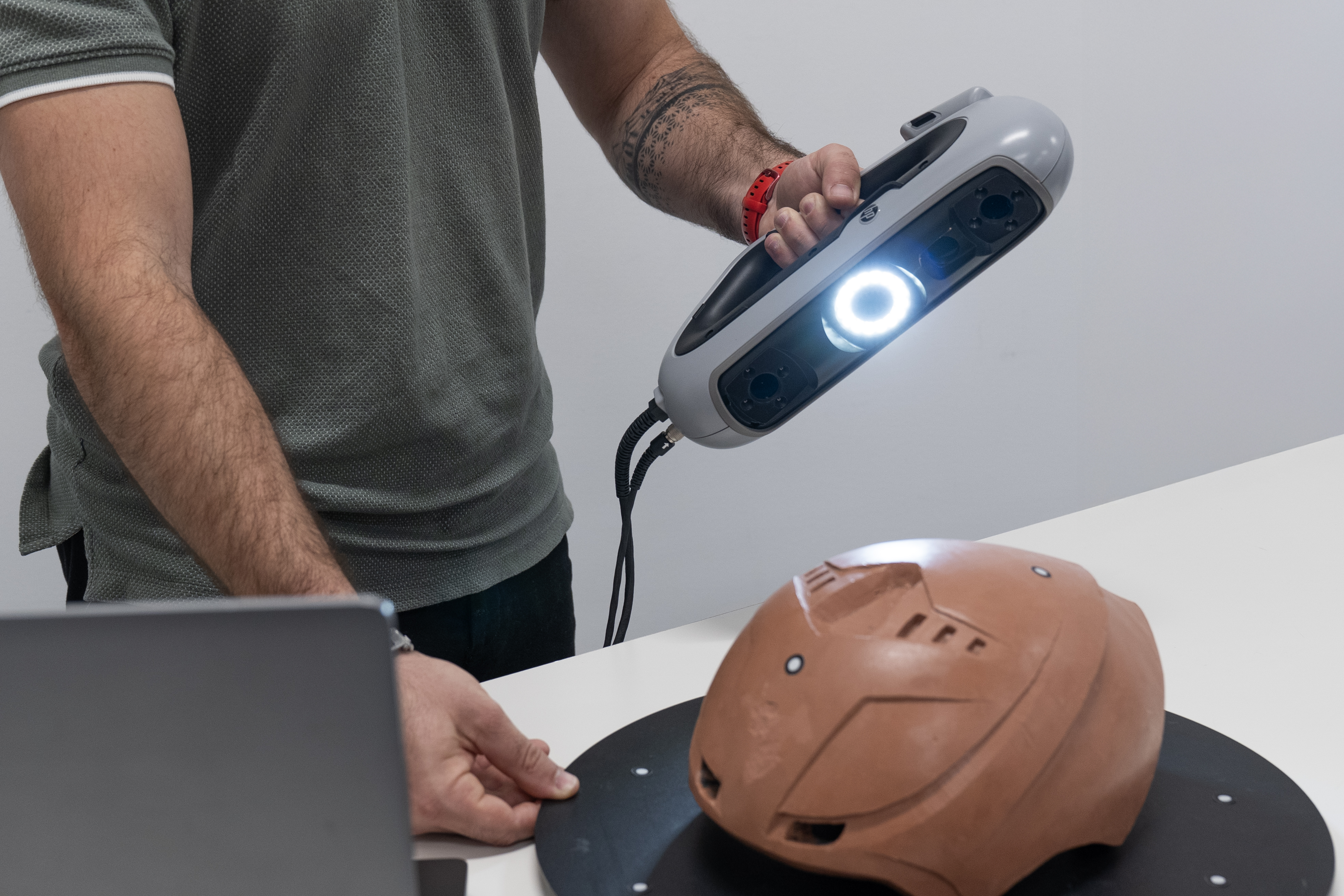 HP DesignScan_Man scanning clay helmet